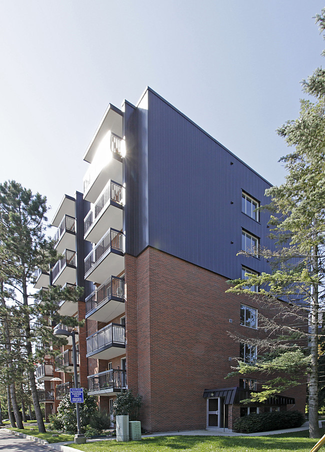 Dunlop Pines I in Richmond Hill, ON - Building Photo - Building Photo