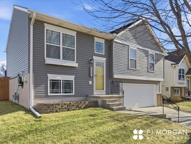 8207 S 161st Terrace in Omaha, NE - Foto de edificio - Building Photo