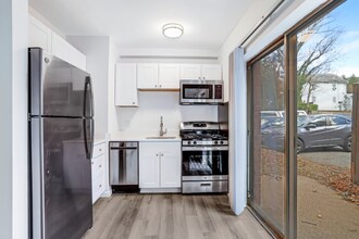 4465 MacArthur Blvd NW in Washington, DC - Foto de edificio - Building Photo