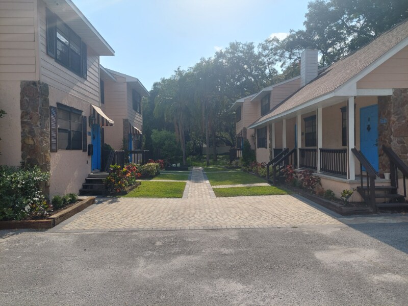12216 N 59th St in Tampa, FL - Building Photo
