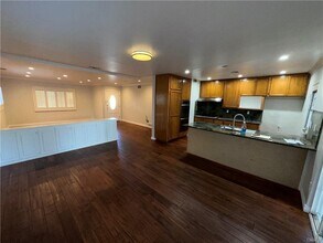 23018 Hartland St in Los Angeles, CA - Building Photo - Building Photo