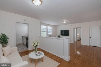 7607 Eastern Ave NW in Takoma Park, MD - Foto de edificio - Building Photo