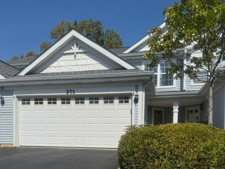 572 Jennifer Cir in Mundelein, IL - Foto de edificio
