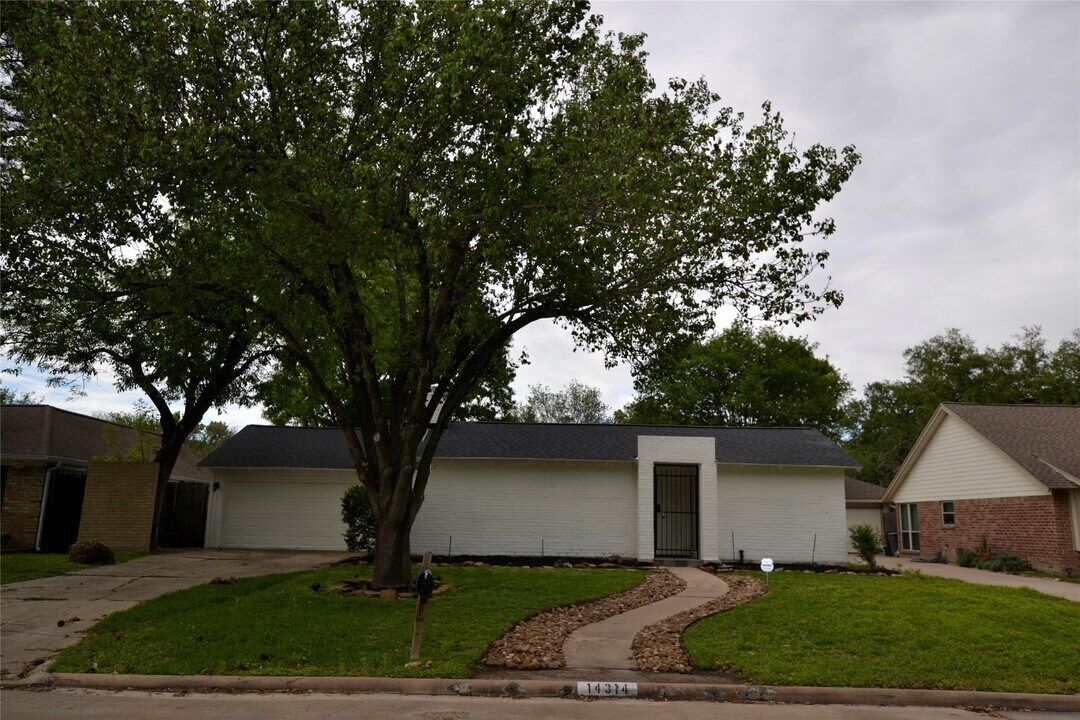 14314 Piping Rock Ln in Houston, TX - Building Photo