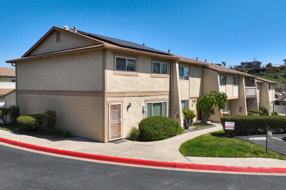 Lake Glen Park in La Mesa, CA - Building Photo