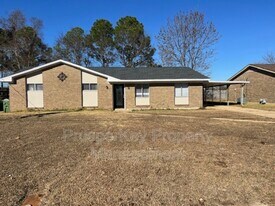 2745 N Wallace Dr in Montgomery, AL - Building Photo
