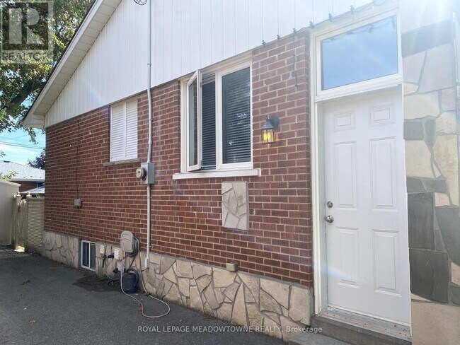 56 McIntyre Crescent in Halton Hills, ON - Building Photo - Building Photo