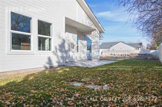 1689 E Challis St in Meridian, ID - Foto de edificio - Building Photo