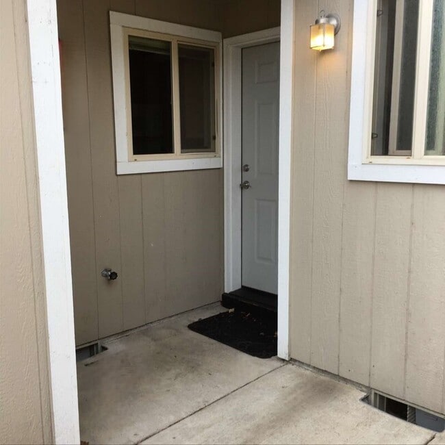 2436 SW 23rd St in Redmond, OR - Building Photo - Building Photo