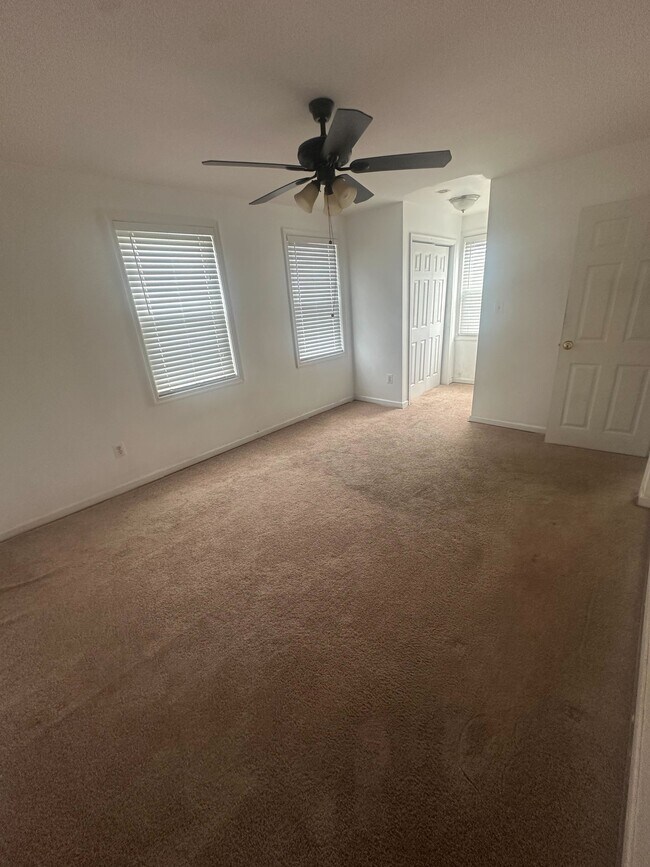 2301 Iverson St, Unit Room 4 in Temple Hills, MD - Foto de edificio - Building Photo