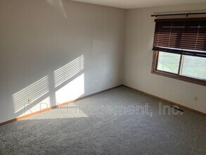 8839 Maplebrook Ct in Minneapolis, MN - Building Photo - Building Photo