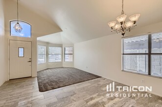 15271 W Eureka Trail in Surprise, AZ - Foto de edificio - Building Photo