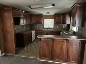 201 S Rosanah St in Troup, TX - Building Photo - Building Photo