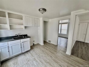 15030 Rossini Dr, Unit 2 - Upper in Detroit, MI - Building Photo - Building Photo