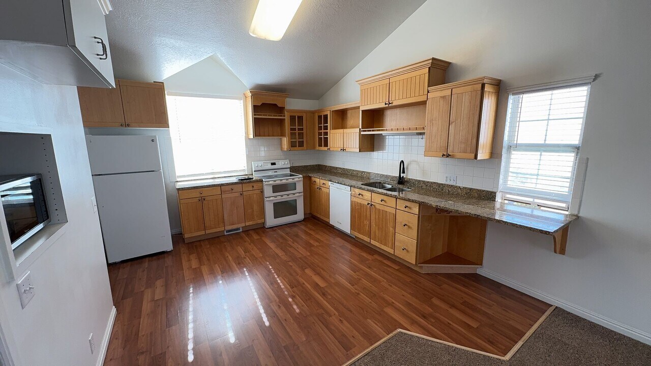 335 E 830 S in Farmington, UT - Building Photo