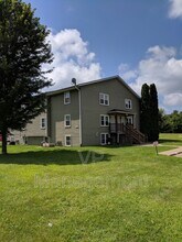 2218 Emerald Dr in Davenport, IA - Building Photo - Building Photo