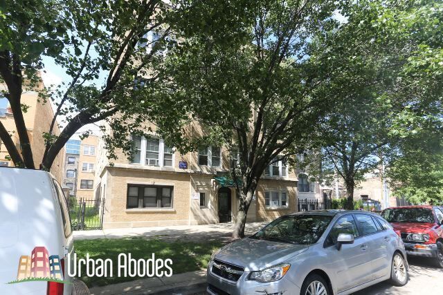 834 W Waveland Ave, Unit M06B in Chicago, IL - Building Photo