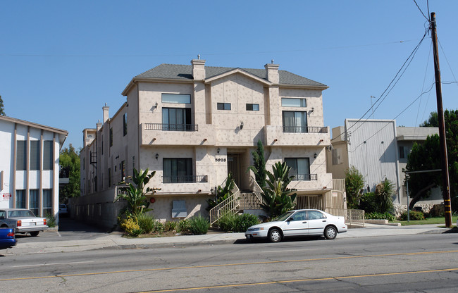 5928 Woodman Ave in Van Nuys, CA - Building Photo - Building Photo