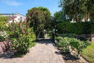 18731 Hatteras St in Los Angeles, CA - Building Photo