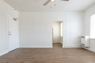 Charming Apartment with Urban Convenience ... in Los Angeles, CA - Building Photo - Building Photo