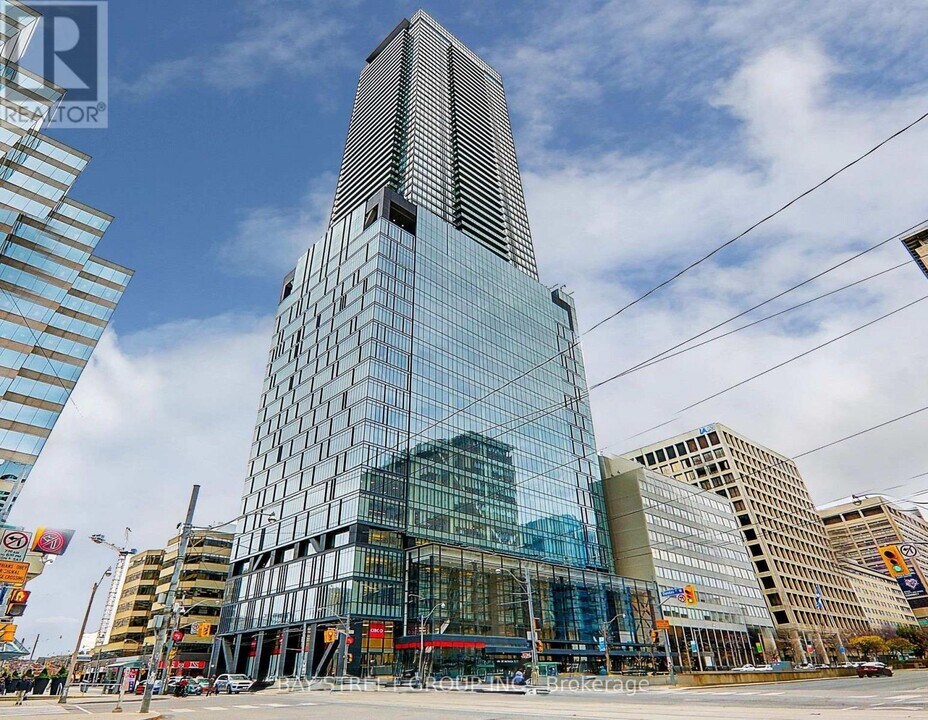 488 University Ave in Toronto, ON - Building Photo