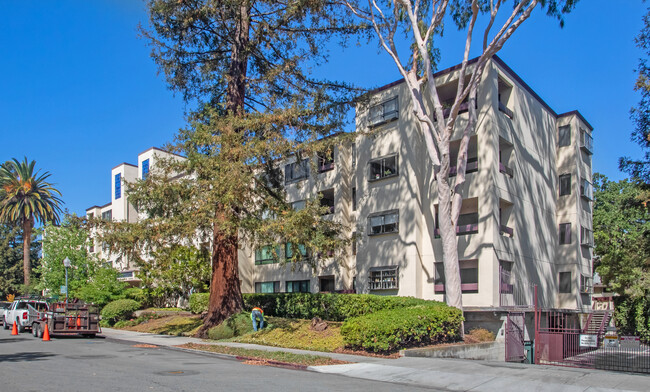 410 Sheridan Ave in Palo Alto, CA - Foto de edificio - Building Photo