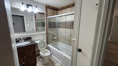 2140 Teakwood Manor Dr in Florissant, MO - Building Photo - Building Photo
