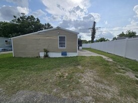 11211 East Bay Rd in Gibsonton, FL - Building Photo