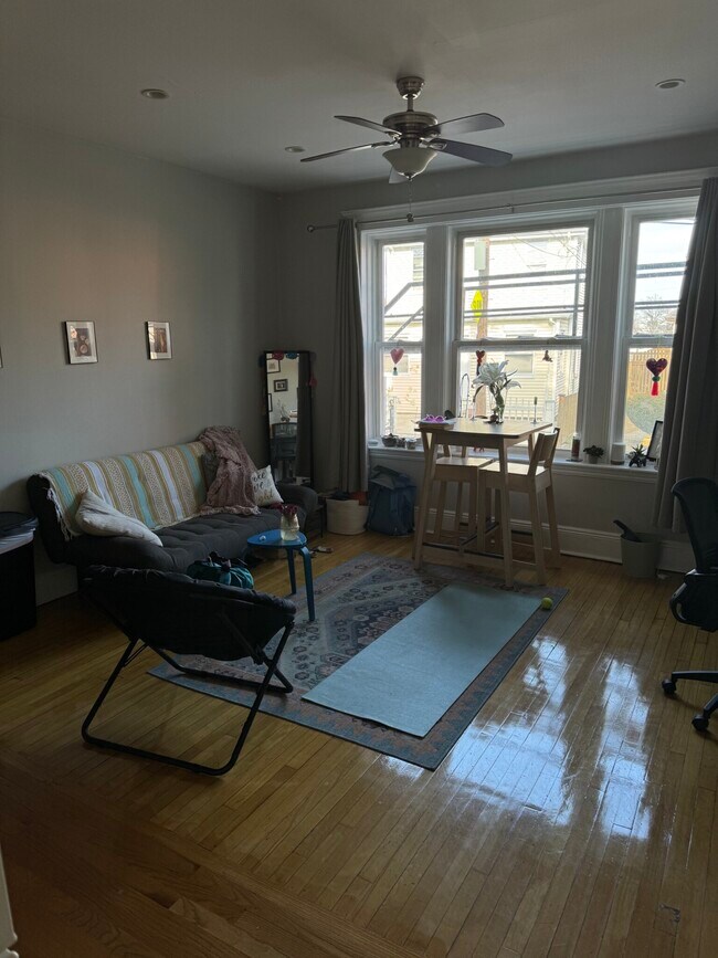 28 Alton Pl, Unit 5 in Brookline, MA - Foto de edificio - Building Photo