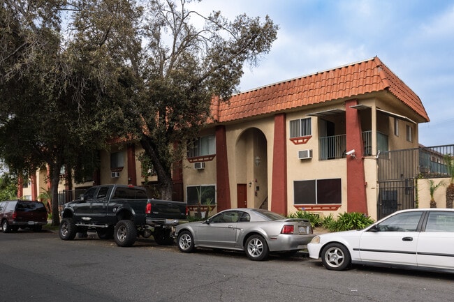 Santa Ana Birch Apartments in Santa Ana, CA - Foto de edificio - Building Photo