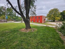 1303 W College St in Springfield, MO - Building Photo