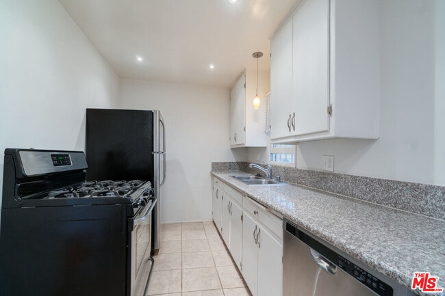 10438 Santa Monica Blvd in Los Angeles, CA - Building Photo - Building Photo