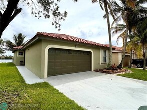 711 NW 182nd Way in Pembroke Pines, FL - Building Photo - Building Photo