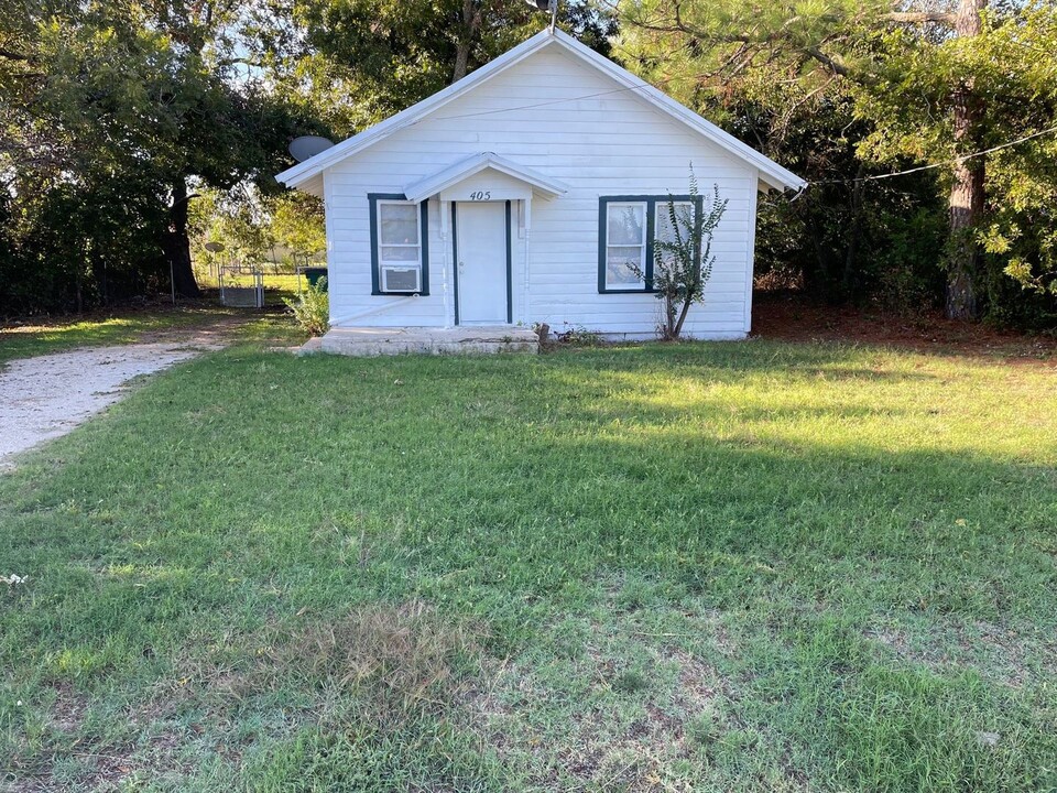 405 S 1st St W in Clyde, TX - Foto de edificio