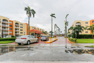 Coral Gate West in Miami Lakes, FL - Building Photo - Building Photo