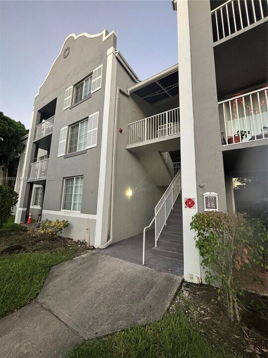777 SW 111th Way in Pembroke Pines, FL - Building Photo