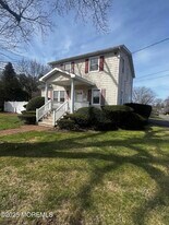 17 Pinewood Ave in West Long Branch, NJ - Building Photo