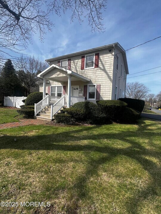 17 Pinewood Ave in West Long Branch, NJ - Building Photo
