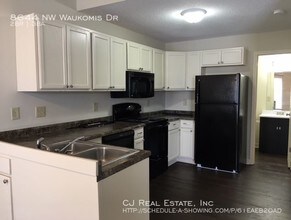 8644 NW Waukomis Dr in Kansas City, MO - Building Photo - Building Photo