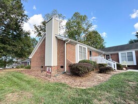 5125 Autumncrest Dr in Greensboro, NC - Building Photo