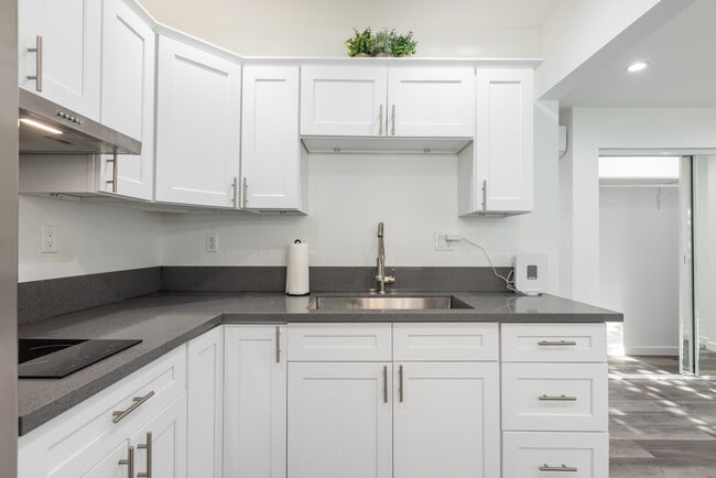 1102 Centinela Ave, Unit B in Santa Monica, CA - Foto de edificio - Building Photo