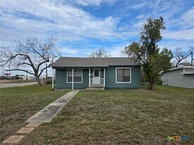 702 Anaqua Ave in Victoria, TX - Building Photo