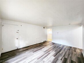 476 Graham Rd-Unit -1 in Cuyahoga Falls, OH - Building Photo - Building Photo