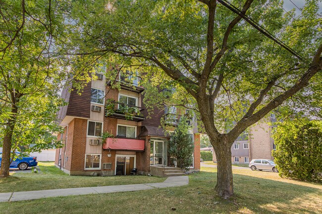 1030-1036 De Montarville Boul in Boucherville, QC - Building Photo - Building Photo