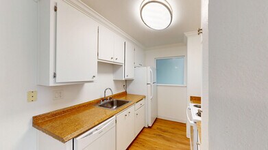 521 Alameda del Prado in Novato, CA - Building Photo - Building Photo