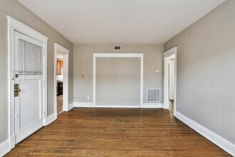 744 Heman Ave, Unit 2nd Floor in University City, MO - Foto de edificio - Building Photo