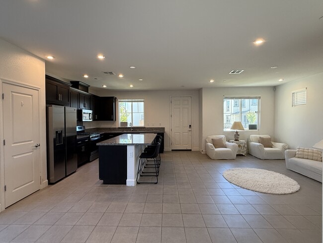 2062 Cottonwood St in Pittsburg, CA - Building Photo - Building Photo