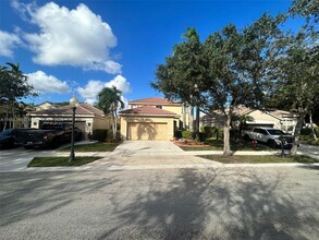 606 Bald Cypress Rd in Weston, FL - Foto de edificio - Building Photo