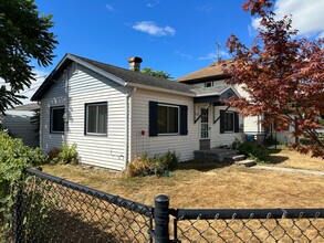 2036 C St in Washougal, WA - Building Photo - Building Photo