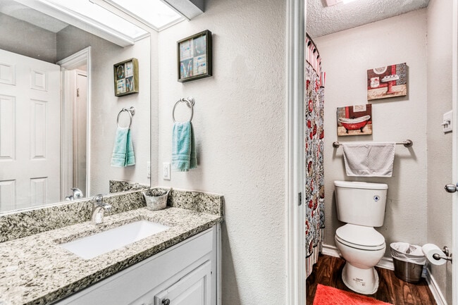 Oakhampton Place in San Antonio, TX - Building Photo - Building Photo